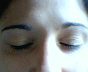 Applicare l'ombretto pesca solo sulla parte centrale della palpebra mobile.